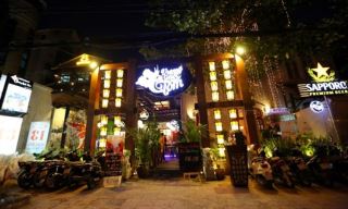 man hinh led xem bong da thay the may chieu va cac thiet bi trinh chieu khac tai nha hang vuong quoc tom
