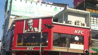 giai phap man hinh quang cao hien thi thuc don va dat mon an  tai kfc le duan