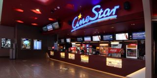 ung dung cong nghe man hinh quang cao gioi thieu cac bo phim va dich vu an uong tai cinestar sinh vien