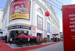 ung dung cong nghe man hinh quang cao gioi thieu cac bo phim va dich vu an uong tai rap chieu phim lotte cinema di an