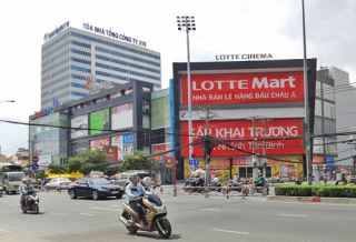 ung dung cong nghe man hinh quang cao gioi thieu cac bo phim va dich vu an uong tai rap phim lotte cinema cong hoa