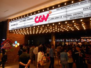 ung dung cong nghe man hinh quang cao gioi thieu cac bo phim va dich vu an uong tai rap chieu phim rap cgv aeon canary binh duong