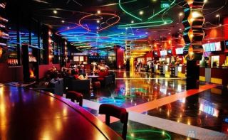 ung dung cong nghe man hinh quang cao gioi thieu cac bo phim va dich vu an uong tai rap cgv vinh trung plaza