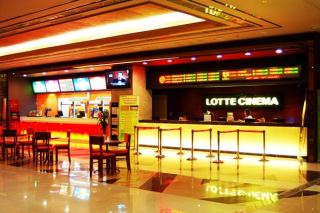 ung dung cong nghe man hinh quang cao gioi thieu cac bo phim va dich vu an uong tai rap lotte cinema da nang