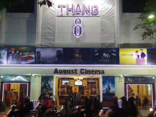 ung dung cong nghe man hinh quang cao gioi thieu cac bo phim va dich vu an uong tai rap thang 8