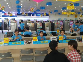 giai phap man hinh quang cao hien thi thong tin hang hoa  tai sieu thi dien may xanh nam tren mat tien duong lon so 51c1 phuong an phu